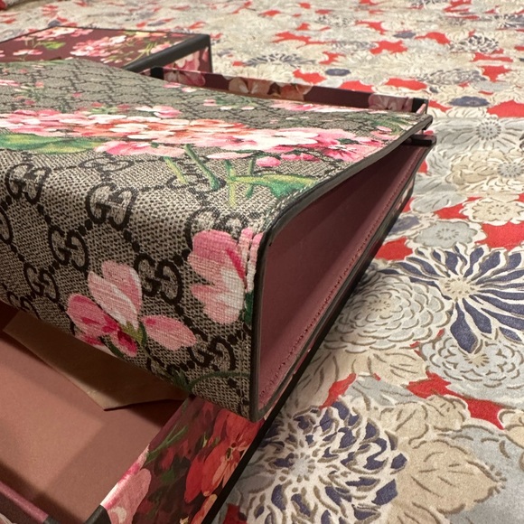 Authent Gucci Bloom Toiletry 26 EUC - Picture 8 of 10